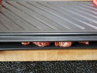 2 - Pendant ce temps, faire tremper des brochettes en bois dans de l'eau froide 10 mn pour éviter qu'elles ne brûlent à la cuisson, et préparer votre accompagnement (féculents ou légumes). Une fois le temps de macération écoulé, sortir la viande, l'égoutter et l'enfiler sur les brochettes. Faire cuire au gril, au barbecue, à la plancha, à la poêle .... 2 à 3 mn sur chaque face (ou plus suivant vos goûts - Ici nous avons utiliser le grill micro-ondes découvert chez Gifi). Servir chaud avec la sauce cajou et un accompagnement de votre choix.