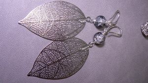 Boucles argents, feuilles et perles noires 10€ 