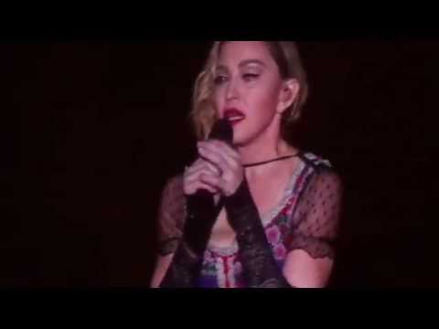 En concert, Madonna a fait observer une minute de silence pour les victimes des attentats de Paris