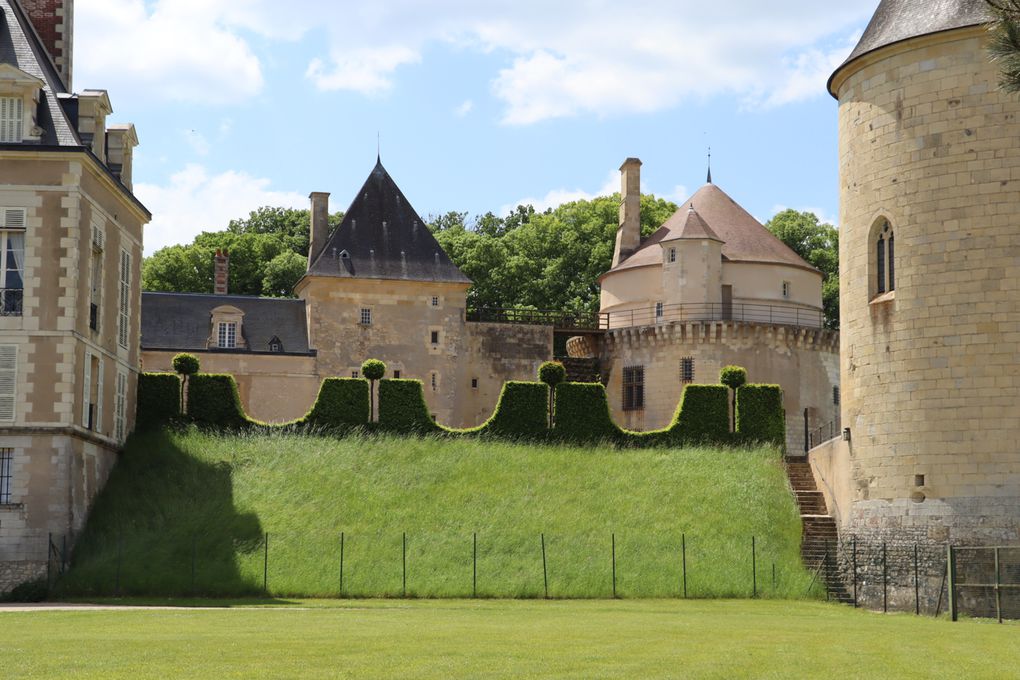 Apremont sur Allier 3. Musée des calèches et château