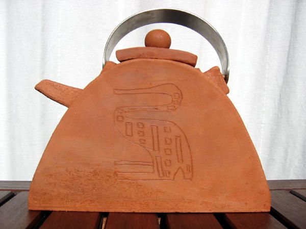 Céramiques réalisées au tour du potier, en colombins ou à la plaques.

Décoration : émaillage, engobes, terre vernisée.