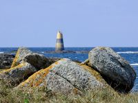 La balise à feu fixe, première avant-garde des récifs tueurs, a néanmoins évité à de nombreux navires de se laisser embarquer dans les courants et tourbillons dévastateurs des écueils redoutables des "Chiens Perrins".