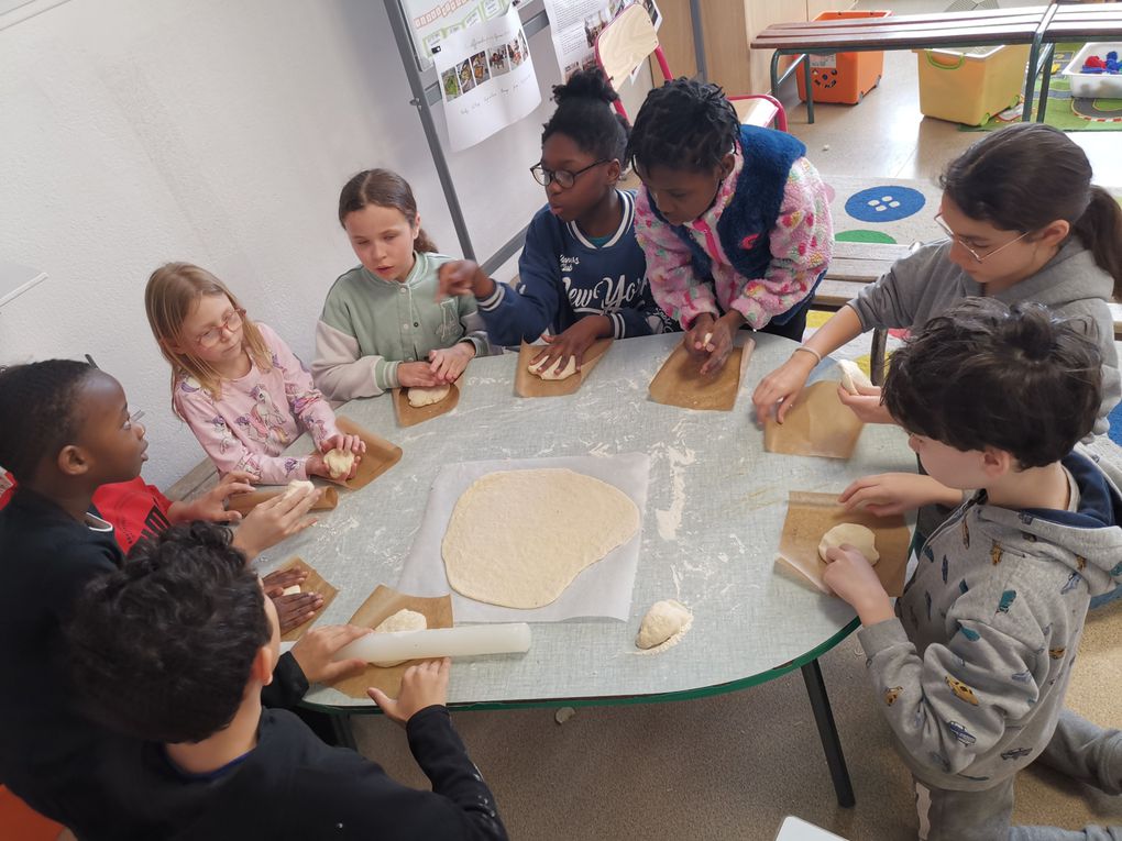 Chacun une petite boule de pâte, on malaxe, on étale, on pose sur son papier 