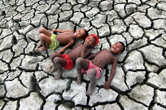 photographie de Soraya Adibord . Enfants Toubous  .On a également un enfant dont est représenté sur son visage le continent africain( source de la dernière photographie :lucie.monblog.org  )