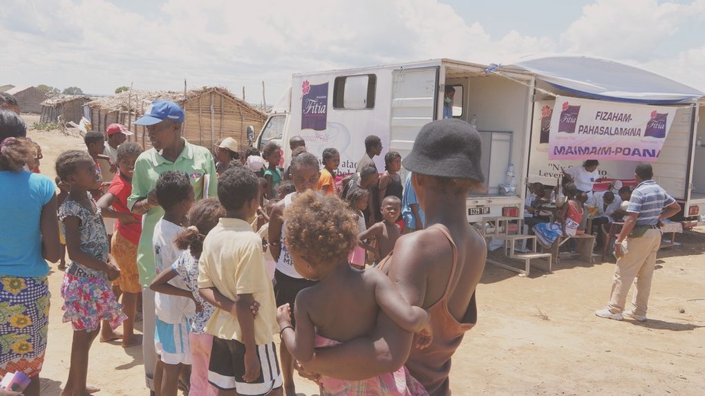 Les membres de l'Association Fitia à Ankiembe, Toliara, pour venir en aide aux sinistrés du cyclone Haruna. Photos: Harilala Randrianarison