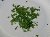 2 - Diluer le cube de bouillon de volaille dans l'eau. Couper les suprêmes de poulet en lamelles, les saler et les poivrer. Egoutter et rincer les pois chiches à l'eau froide. Ciseler un petit bouquet de coriandre.