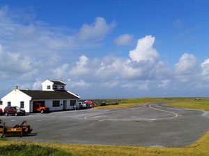 L'aéroport, le terrain de sport,  puis le port