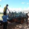 Distribution de vélos à Chumkiri.