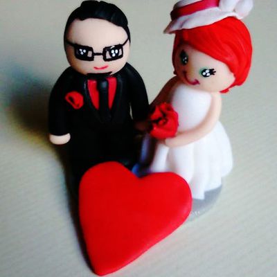 Des Cake Toppers personnalisés pour mariage ou anniversaire en Fimo