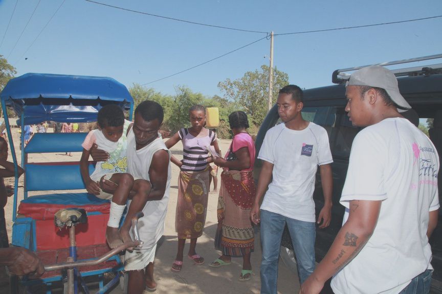 Les membres de l'Association Fitia à Ankiembe, Toliara, pour venir en aide aux sinistrés du cyclone Haruna. Photos: Harilala Randrianarison