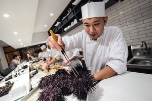 L'art des sushis! - Regardez le chef Nakazawa, ancien apprenti de Jiro Ono, nous faire découvrir l'art et la beauté de ses sushis!