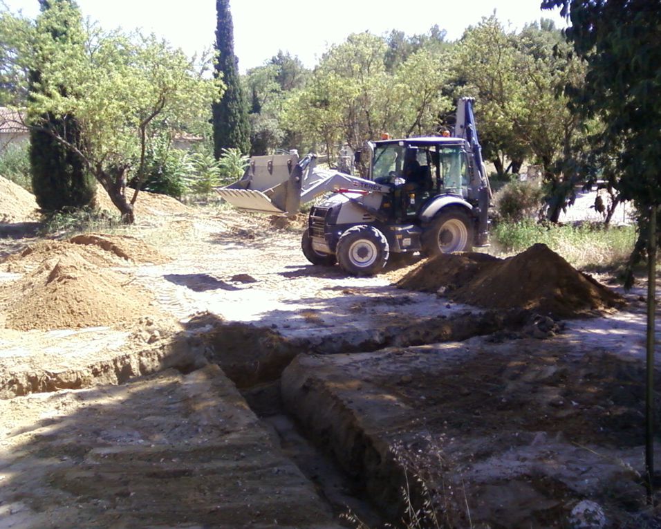 FOUILLES POUR LES FONDATIONS ET LA CAVE + CUVE EAU DE PLUIE