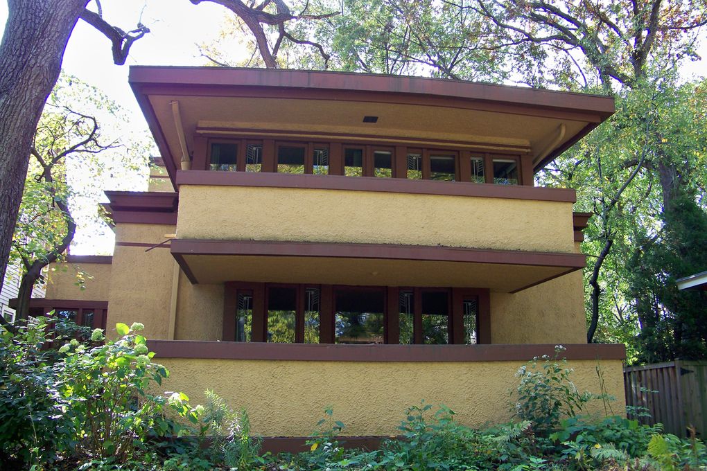 Frank Lloyd Wright (1867-1959) est un architecte américain. Il est notamment le principal protagoniste du style Prairie et le concepteur des maisons usoniennes, petite habitations en harmonie avec l’environnement où elles sont construites. Toutes