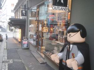 Quelques dernières photos pendant la balade. Une gigantesque œuvre, un drapeau breton (!), une "vitrine" privée pour suivre les courses cyclistes (les prix sont apparemment démentiels pour avoir une place dedans), une boutique de Legos et autres jeux de société, et enfin un bâtiment devant lequel je passe tous les jours -sur le pont- mais dont j'ai seulement remarqué les banières aujourd'hui (bravo Bob).