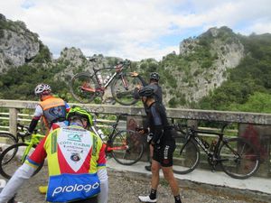 Un endroit idéal pour la photo de groupe en posant devant la magnifique arche en granite du pont d'Arc.