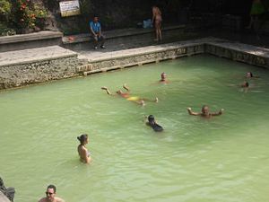 Quelques photos des temples bouddhistes visités et un clin d’œil sur le petit intermède dans les bains d'eau chaude (soufrée) du côté de Seririt.