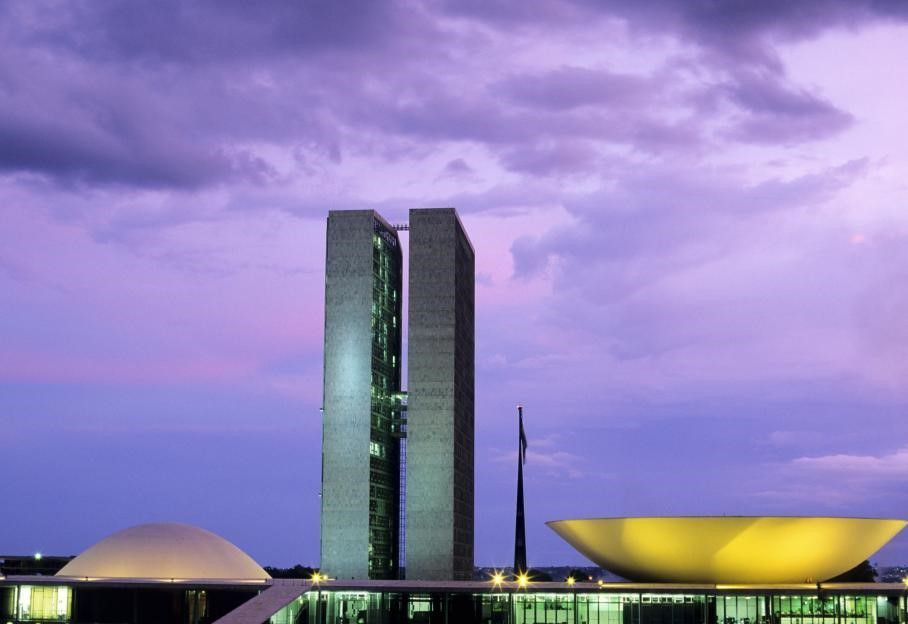 L’église Saint-François d’Assise; le Congrès National, à Brasilia; et la Maison de Culture du Havres, en France.