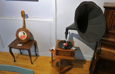 Banjo-mandoline et Phonographe à pavillon, Musée La Grenouillère