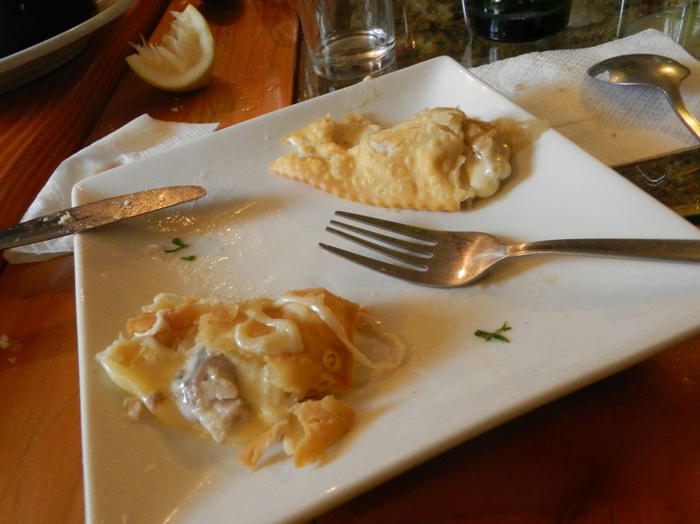 Au menu, empanadas de ostiones con queso (noix de saint jacques), camarones al pilpil (crevettes épicées), chupe de jaiva (gratin de crabe), merluza frita (poisson frit) et paila marina especial pour Cindy!