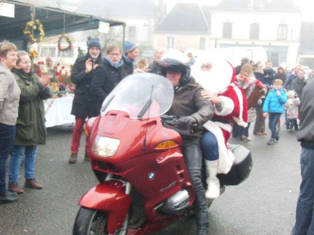 Le Père Noël bien sûr, en moto, et avec sa hotte remplie de friandises