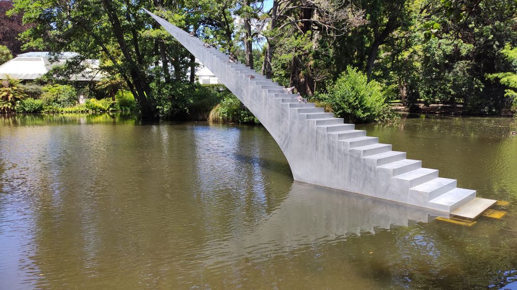 Œuvre intitulée «Diminish and Ascend » (Diminuer et Monter) de David McCracken, sculpteur d’Auckland