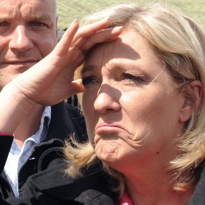 Que Le Front national règle ses problèmes de fraude au Parlement européen avant de s’attaquer à Pénélope Fillon