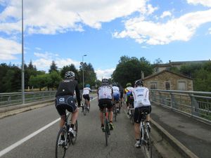 On va quitter le Gard pour arriver en Ardèche en franchissant la rivière qui a rendu célèbre Vallon Pont D'Arc et ses Gorges !