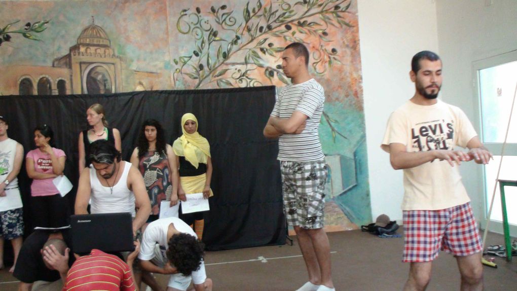 "Caravane Théâtre" pour la première fois en Tunisie à la demande de Me Saïda Chelly animatrice à "La maison des jeunes de Khaznadar" pour une formation aux techniques du "Théâtre Forum" et du "Clown Théâtre"