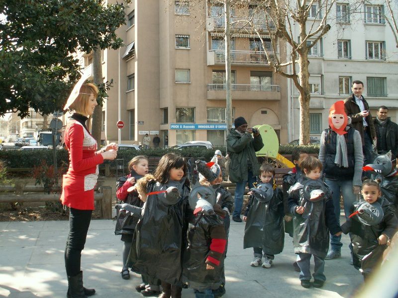Mardi 20 mars, toute l'école s'est parée de ses plus beaux masques pour défiler dans les rues de Lyon