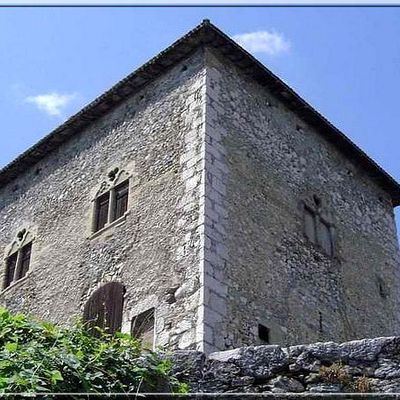 Maison Forte de VEUREY VOROIZE - Tour des TEMPLIERS