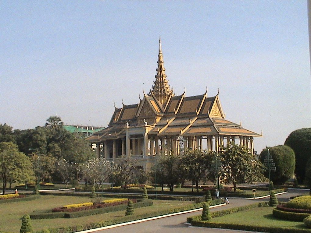 Curiosités de Phnom Penh et les insolites de la RN 6.