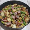 Poêlée de pommes de terre, asperges vertes et saucisses de Morteau