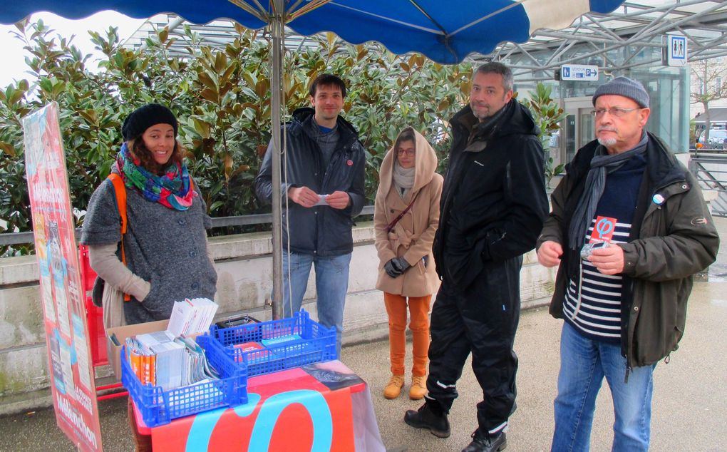 Sur le terrain, les insoumis rochelais préparent la marche du 18 mars pour la VIe république