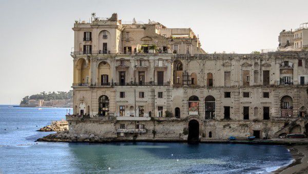 La leggenda dello splendido Palazzo Donn’Anna a Posillipo