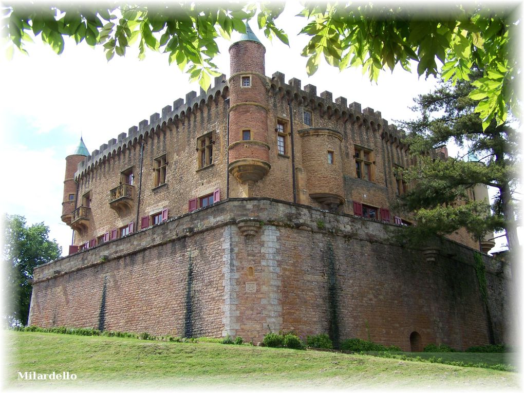 Jolies maisons, belles églises, vieux châteaux, manoirs, ou, vieilles ruines dans des lieux pittoresques, scènes de vie.