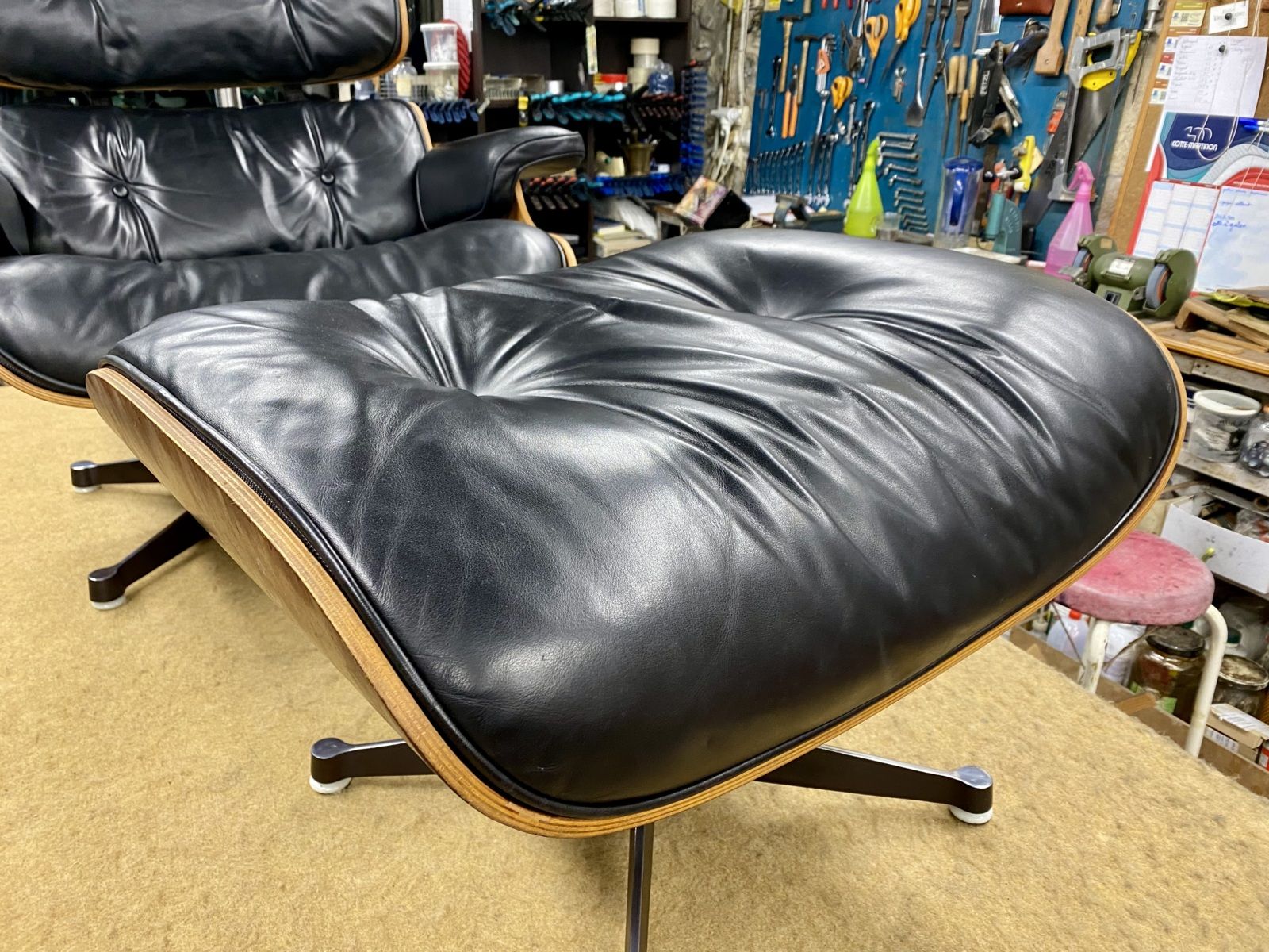 Patine-des-cuirs-d'un-lounge-Eames-et-restauration-des-coques-Atelier-Hafner-eames.fr-Brignoles