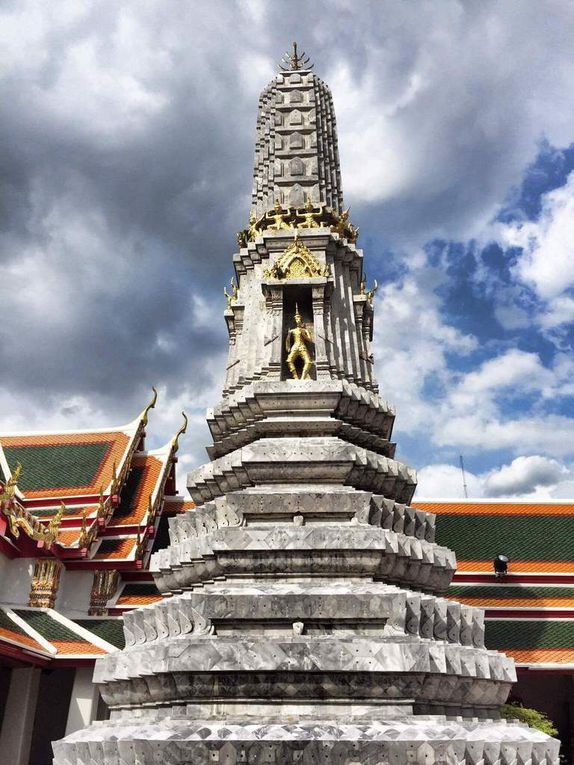 Après en avoir pris pleins les mirettes, nous nous promenons dans l'enceinte du site, qui regorge de statues à contempler. On y trouve notamment les "Gardiens des portes du Temple", grandes statues de pierre situé, comme le veut leur rôle, à l'entrée des portes intérieures du Wat Pho. Nous avons aussi vu le "Phra Buddha Theva Patimakorn" qui est une représentation de Buddha assis, bien plus petite mais non moins impressionnante que le "Phra Buddha Saiyas".