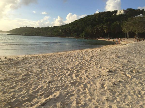 Pas si mal le parkage: la plage et la piscine de la résidence 