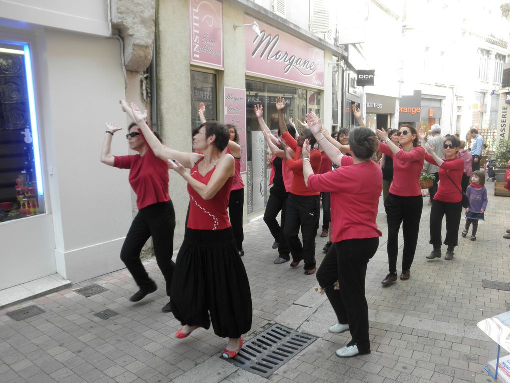 De la rue Ricard jusqu'au Marché, en rouge et et noir, Prim'ACorps suit les rythmes de ses derviches puis les percussions de Batuca Niort. Photos de Sophie!