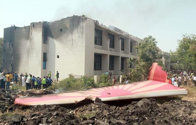Un Boeing 787 Dreamliner d'Air India avec plus de 200 personnes à bord s'écrase dans une zone résidentielle après son décollage (VIDÉO)