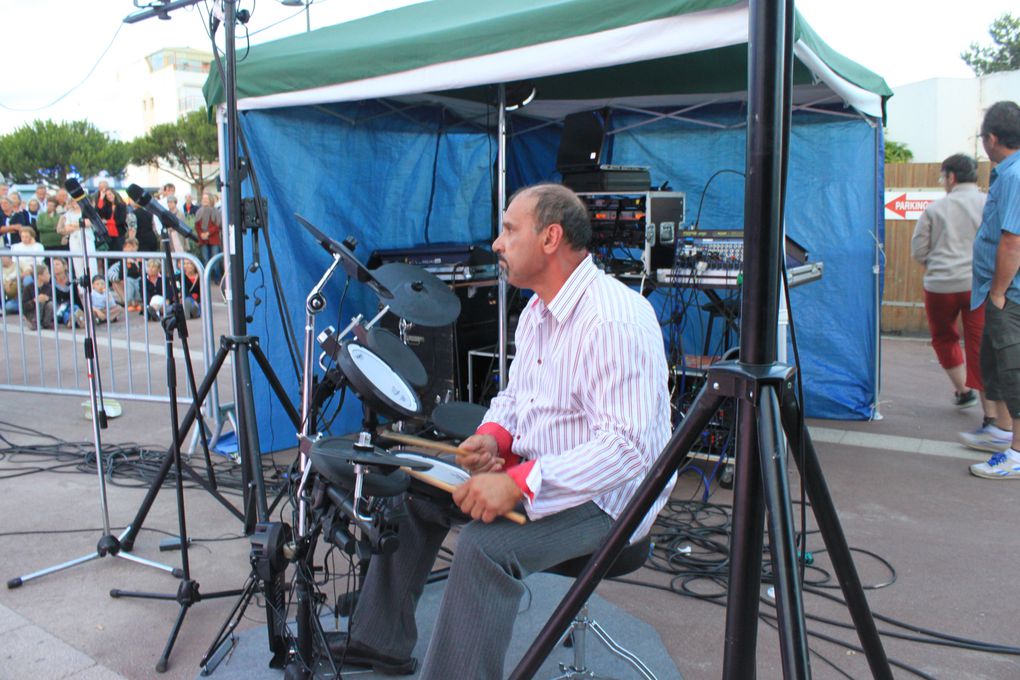 Sur le front de mer entre le casino et un bar bercé par les vagues, Royan au rythme du Rock'n'Roll avec le spectacle " Swing to the Rock" présenté par DANSE PROJECT. Soirée organisée par l'Association Générale de Pontaillac, présidée par Mad