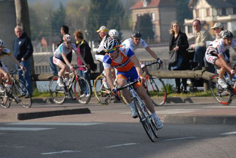 29ème édition du Tour de Normandie cycliste du 23 au 29 mars 2009, de passage à Elbeuf (76). Le peloton est groupé à quelques kilomètres de la ligne d'arrivée. Quelques images de la 30è édition en 2010 au même endroit.