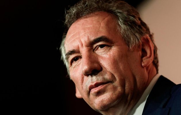 Le Fil Actu - Emmanuel Macron maintient son "amitié" à François Bayrou, mis en examen pour "complicité de détournement de fonds publics" (France Info)