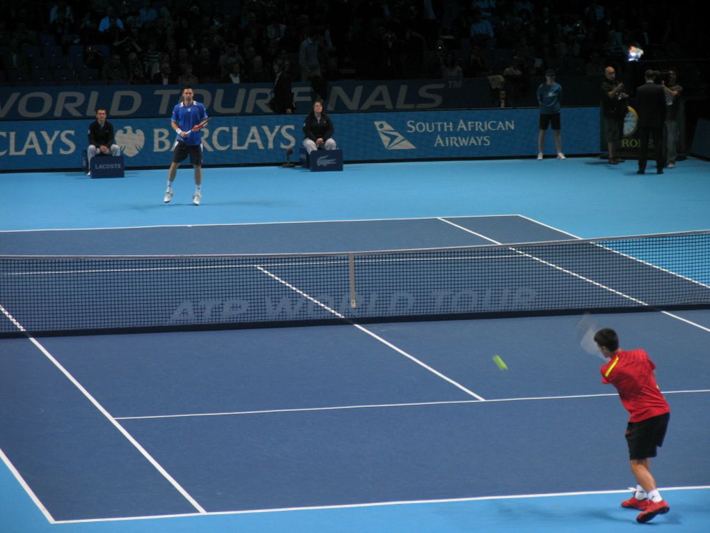 Photos de l'ATP World Tour Finals qui se sont déroulées à l'O2 Arena de Londres en novembre 2009. 
Au programme le match Djokovic Soderling et la remise du trophée de N°1 mondial pour le maître Roger Federer.