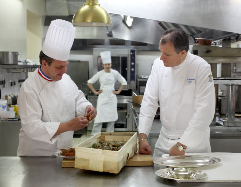 Parution dans le magazine étoile du guide Michelin avec Jean-françois Mespléde sur une recette mythique à la pyramide de Vienne dans l'Isère, temple de gourmandise et "conservatoire" où les meilleurs chefs des sixties et seventies sont venus fa