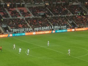 La banderole a fait le tour du stade !