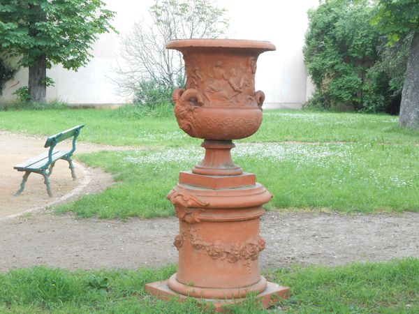 deux vases comme celui ci de chaque côtés de l'allée