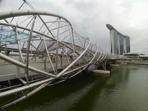 Le lendemain, après avoir déterminé nos visites du jour on a pris le métro jusqu'à "Marina bay". Une fois sur place on s'est lancé dans le tour de la baie et de ses nombreux batiments aux isnfrastructures toute plus surprenantes les une que les autres. On y a découvert le fameux "Merlion" qui est le symbole de Singapour mais aussi le "Marina bay sands" et sa forme de bateau perché en haut des tours. Son atout principal est sa piscine en roof top qui est la plus haute du monde, dans laquelle on peut y admirer la vue avec un bon cocktail ! Bon heureusement pour nous, la statut du penseur nous a ramené à la raison avant qu'on aille y dépenser un bras pour en boire un ! On est ensuite tombé sur un stade de foot posé sur l'eau, et en tant que footballeur je n'ai pas pu m'empêcher de le prendre en photo !