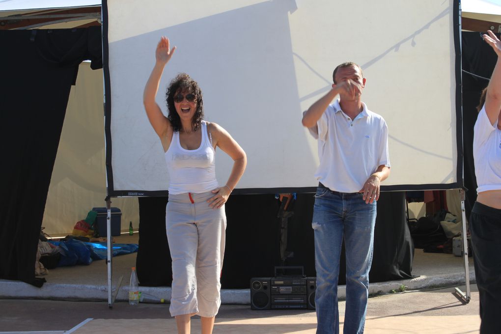 Sur le front de mer entre le casino et un bar bercé par les vagues, Royan au rythme du Rock'n'Roll avec le spectacle " Swing to the Rock" présenté par DANSE PROJECT. Soirée organisée par l'Association Générale de Pontaillac, présidée par Mad