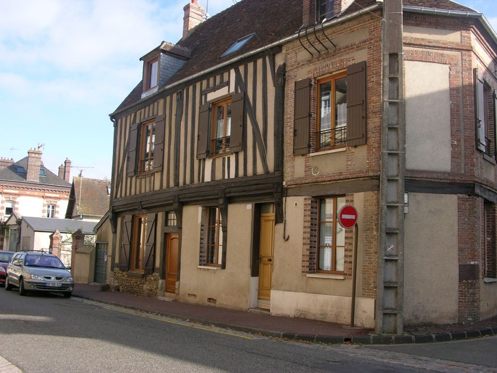 Verneuil - la Tour Grise (1204) et les restes du chateau - maisons à colombages et échauguette